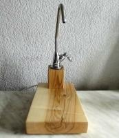 Дървена стойка за кран за питейна вода. Оригиналният инсталирането на водния филтър