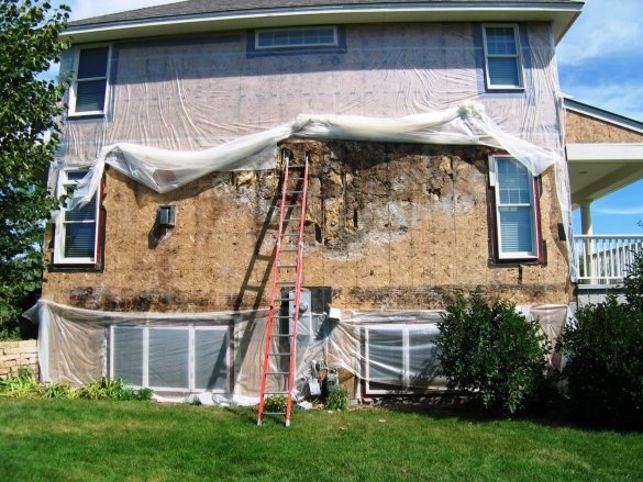 Преглед на рамката къщата на стената, след демонтаж на сайдинг. Минесота, САЩ.