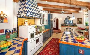 Смесете на традицията в марокански домове. Защо никога поставете върху тапет стени
