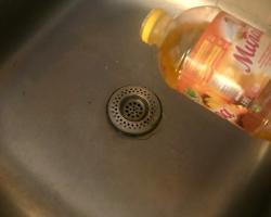 Защо трябва да се налее масло в мивката?