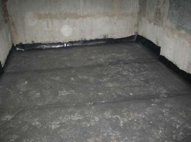 Хоризонтална ролка изолация мазе с припокриване на стената. 10-12 см.