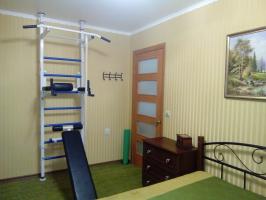 Как да се организира пространството малката спалня: просторен гардероб, двойно легло и място за фитнес