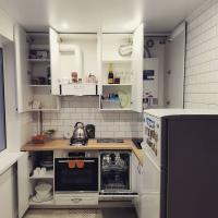 Кухнята 4.4 кв. м са всички полезни и съдомиялната машина все още е публикувал