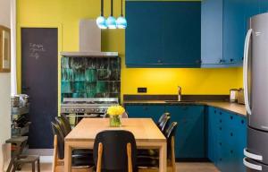Впечатляващ цветен тандем за вашата кухня. 6 шик цветови комбинации