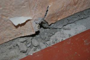 Пропастта между пода и стената: какво да се поправи, така че да няма течения, влага, насекоми