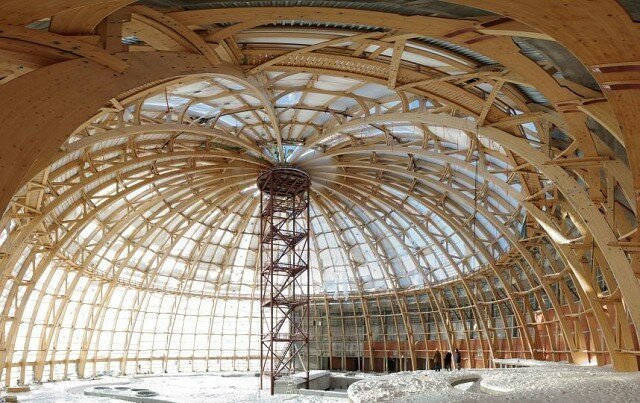 Фото взети от услугата "Yandex Pictures". Процесът на изграждане на купола.