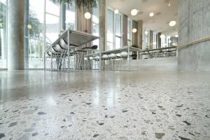 Шлайфан бетон: как да се направи евтин и оригинален етаж