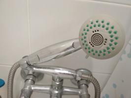 Полезни трикове за банята: икономия на вода от 60%, бели фуги, смлени плочки, задръстени в банята