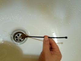 А просто, но много ефективен начин за почистване на канализацията в банята на косата без да отнема сифона.