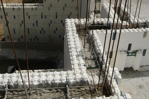 Процесът на запълване на кухините с бетон