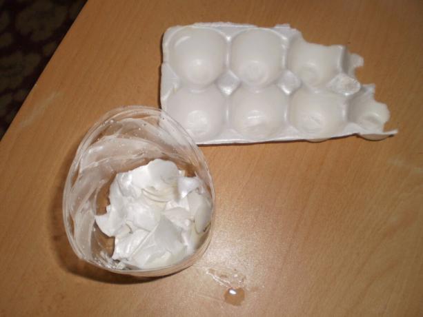 Както отводняване можете да използвате яйца тави от пяна, които трябва да бъдат мачкани на малки парченца. 