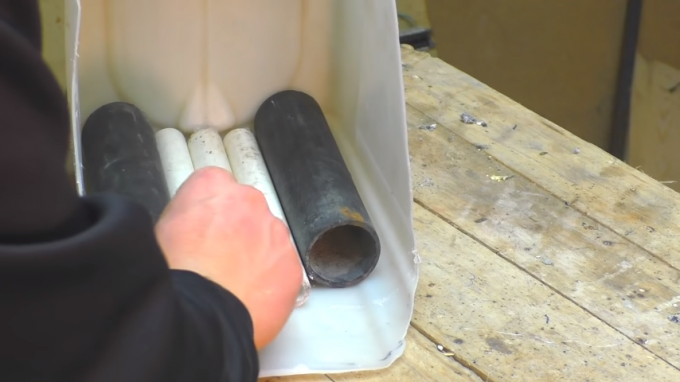 Метод за инсталиране на пластмасовата тръба в контейнера. Източник: https://www.youtube.com/watch? V = 5VGl8hqwWjk