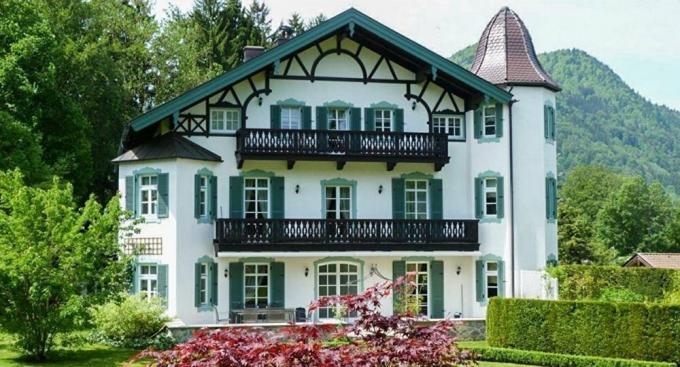 Mansion Горбачов в Баварските Алпи. Според някои източници - за продажба.
