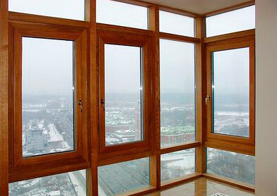 Дървени панорамни прозорци в многоетажна