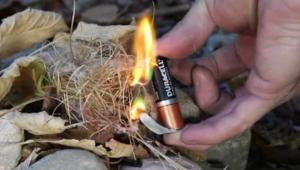 Как да използвате батерии, за да запали огън?