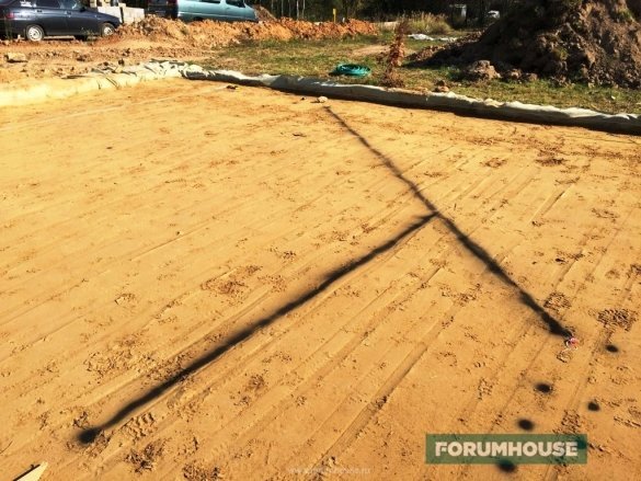 линии в пясъка пистите бяха маркирани с боя пръска от аерозолна опаковка, според протегна низ.