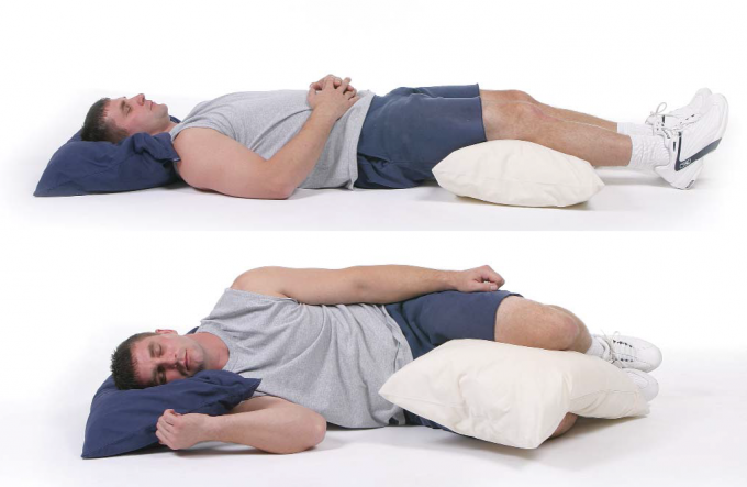 Възглавница може да се използва не само по време на сън на ваша страна, но също така и на гърба
