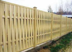 Wicker ограда от дъски с ръцете си: най-евтиният вариант оградата