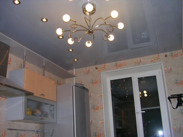 Окачен таван в кухнята. Снимките са направени с sledcomspb.ru