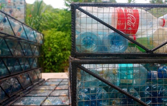 В една къща разработчиците взеха 10 хиляди. пластмасови бутилки.