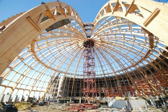 Фото взети от услугата "Yandex Pictures". Процесът на изграждане на купола.