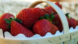 Какво повече ягоди: полза или вреда?