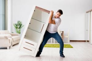 Как да се движат тежки мебели и да се избегне увреждане на пода