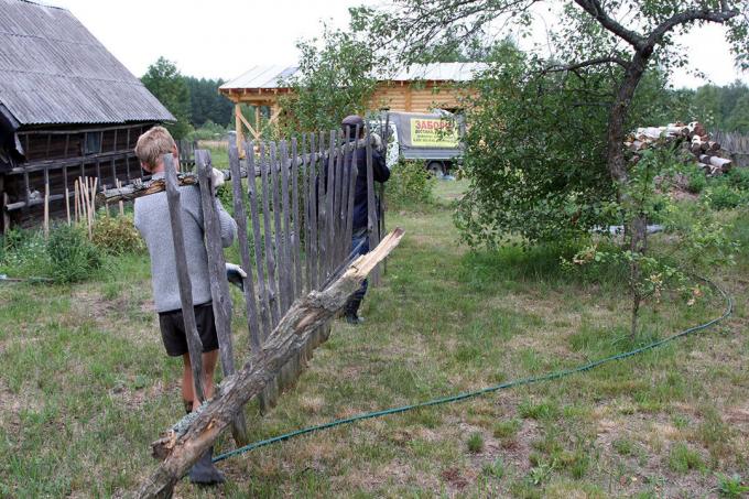 Ние демонтирани старата дървена ограда.