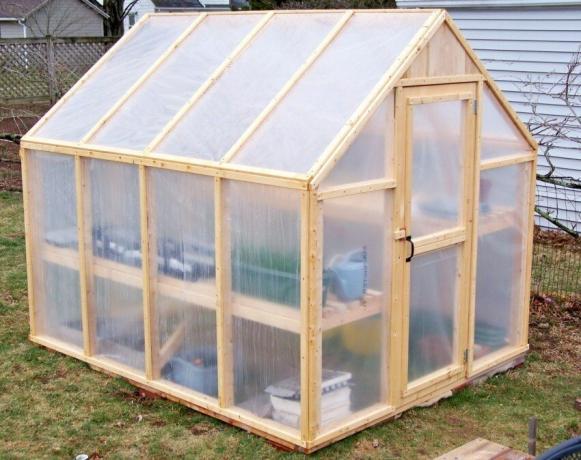 Greenhouse на плоскости от дървен материал, които обхващат материал - полиетилен