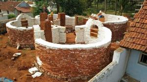Уникалната конструкция в Индия на необичайни строителните материали